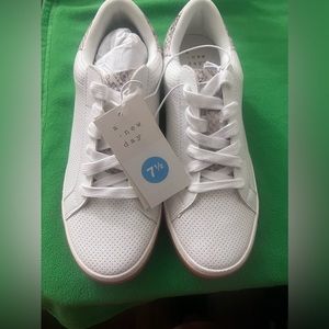 A New Day Womens Maddison Sneakers Shoes White Lace Up Round Toe Flat